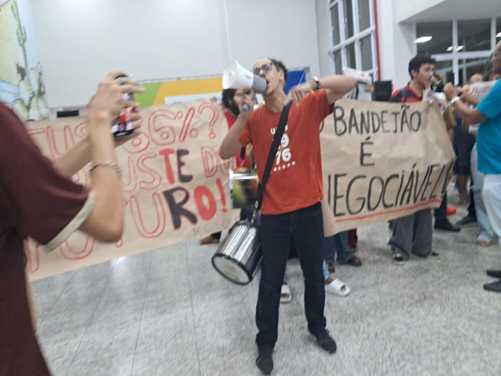 Estudantes realizam protesto durante Inauguração de teatro na Uefs