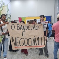 Estudantes realizam protesto durante Inauguração de teatro na Uefs