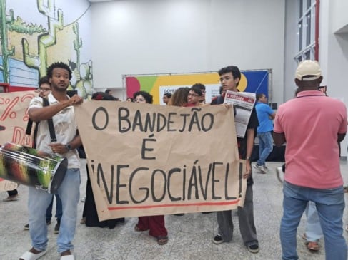 Estudantes realizam protesto durante Inauguração de teatro na Uefs