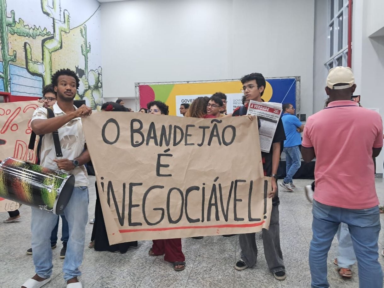 Estudantes realizam protesto durante Inauguração de teatro na Uefs