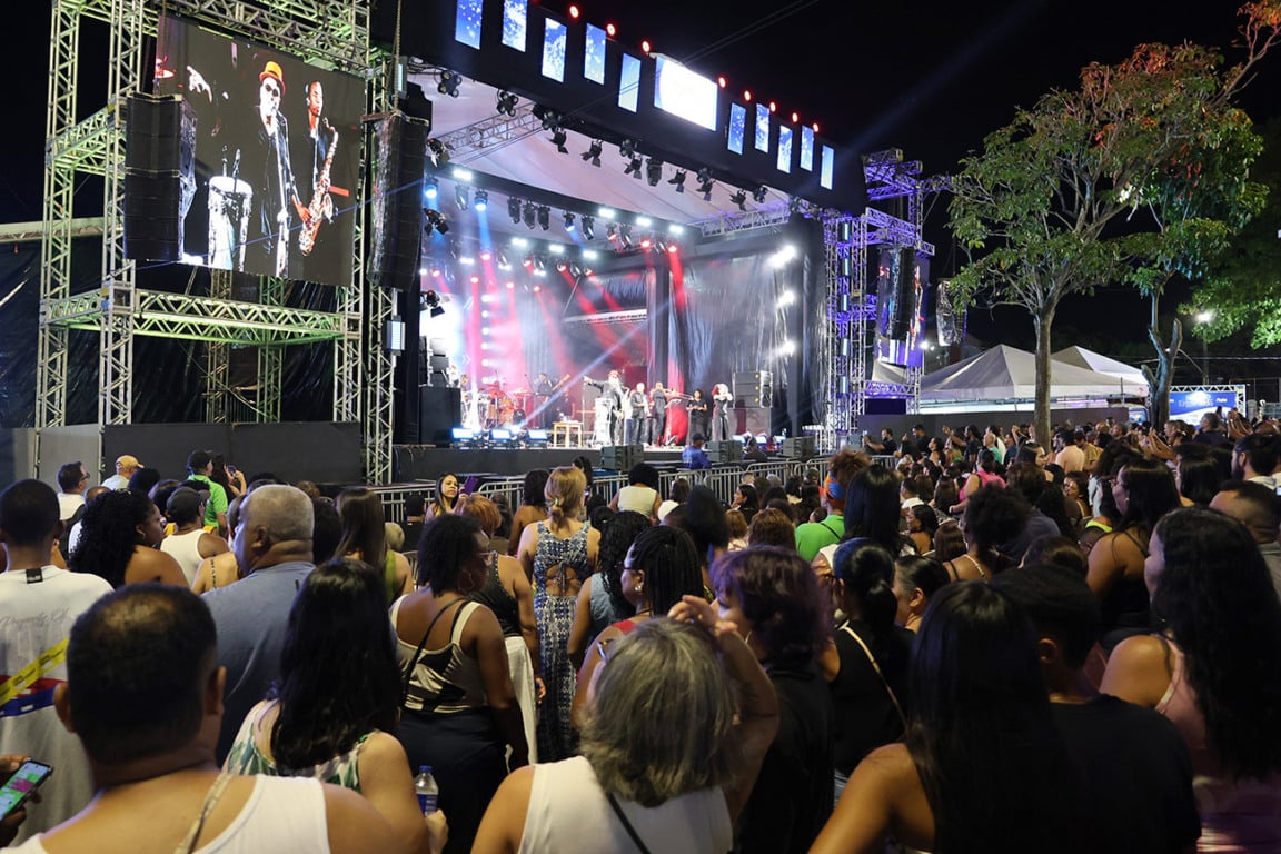 Público no show de Negra Cor