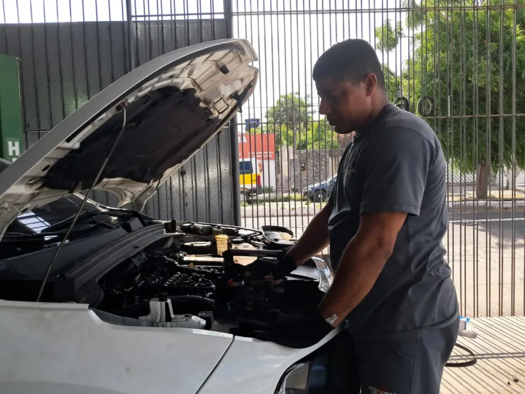 Revisão veicular: mecânico reforça importância de conferir carro antes de viajar