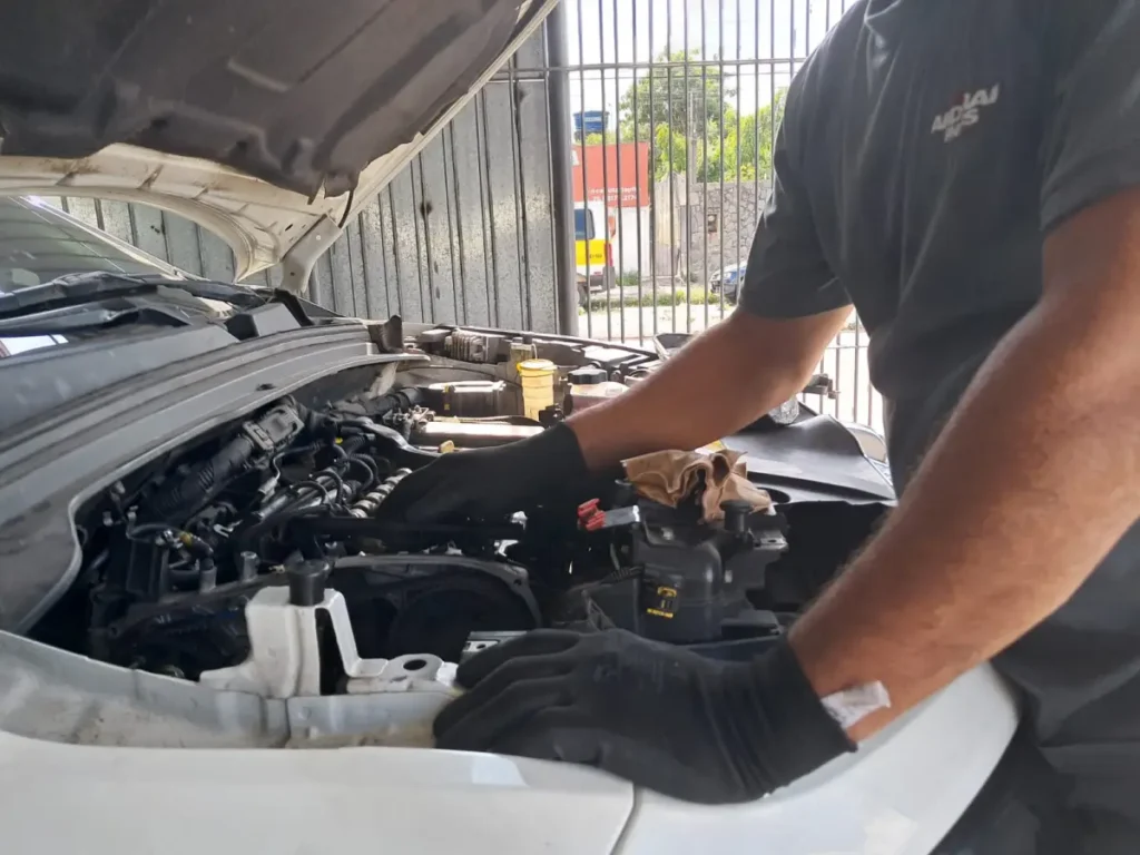 Revisão veicular: mecânico reforça importância de conferir carro antes de viajar