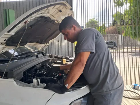 Revisão veicular: mecânico reforça importância de conferir carro antes de viajar