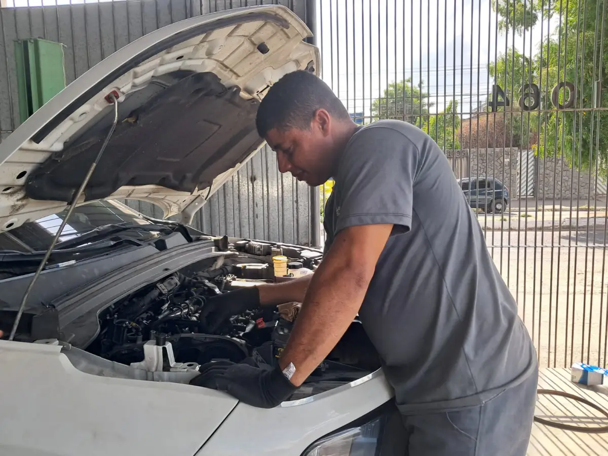 Revisão veicular: mecânico reforça importância de conferir carro antes de viajar