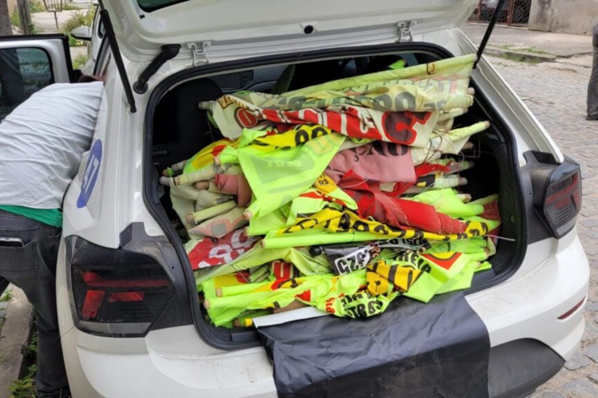 banner irregulares em postes de Feira de Santana