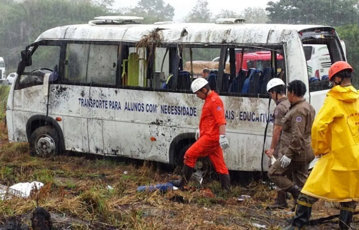 Dois pessoas morrem e 20 ficam feridas na BR-116 após acidente com micro-ônibus da Prefeitura de Ipiaú