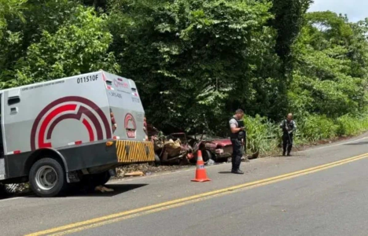 Três pessoas morrem após colisão com carro-forte na BR-101
