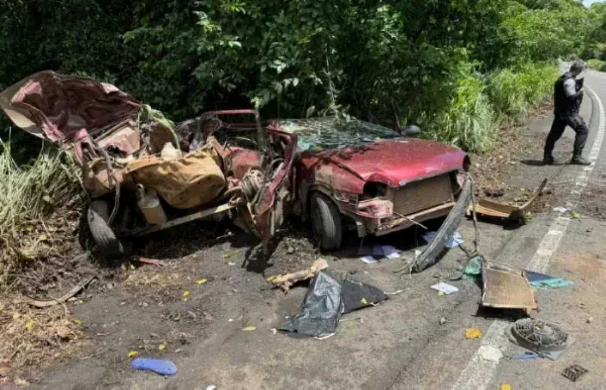 Três pessoas morrem após colisão com carro-forte na BR-101