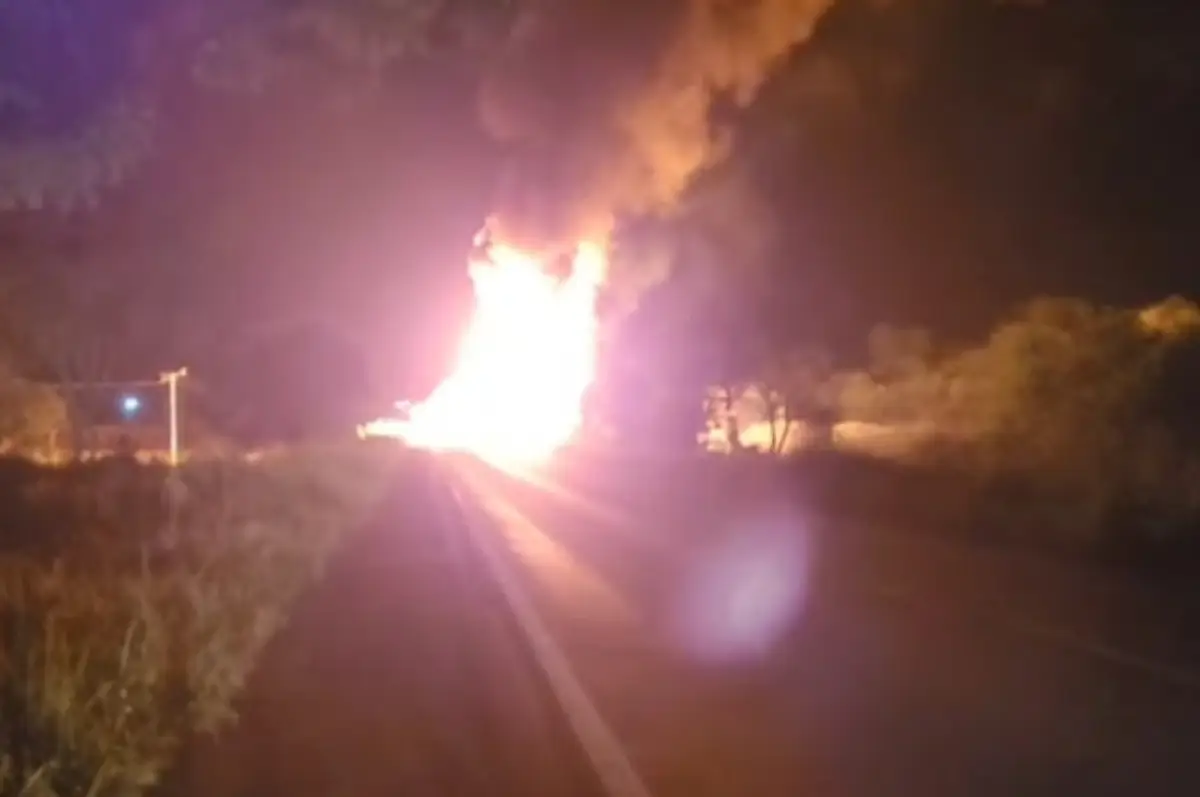 Caminhão carregado com combustível pega fogo na BR-324