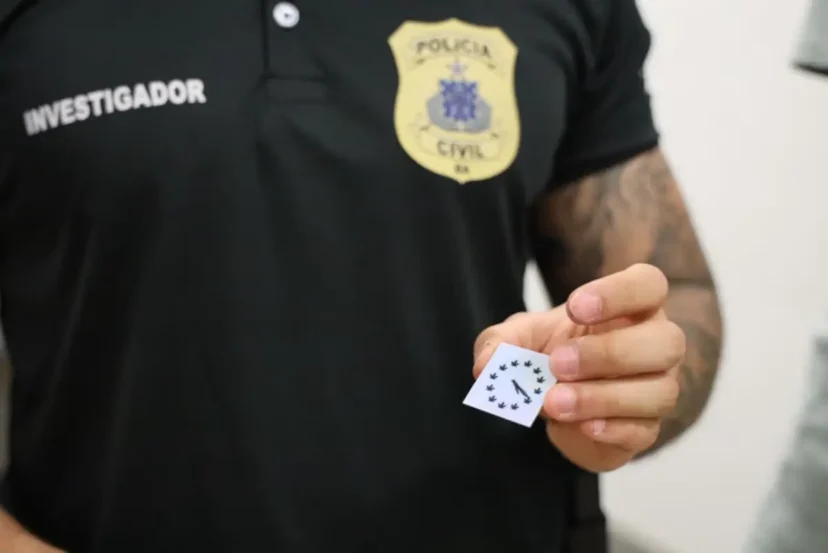 Polícia localiza vários tipos de drogas e armas de fogo em encomendas enviadas pelos Correios Polícia localiza vários tipos de drogas e armas de fogo em encomendas enviadas pelos Correios