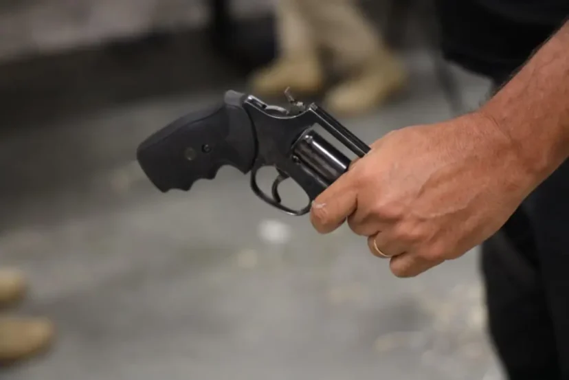 Polícia localiza vários tipos de drogas e armas de fogo em encomendas enviadas pelos Correios Polícia localiza vários tipos de drogas e armas de fogo em encomendas enviadas pelos Correios