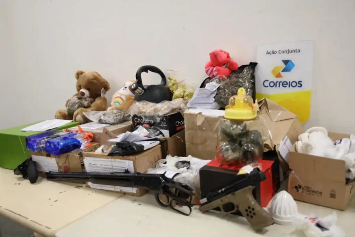 Polícia localiza vários tipos de drogas e armas de fogo em encomendas enviadas pelos Correios
