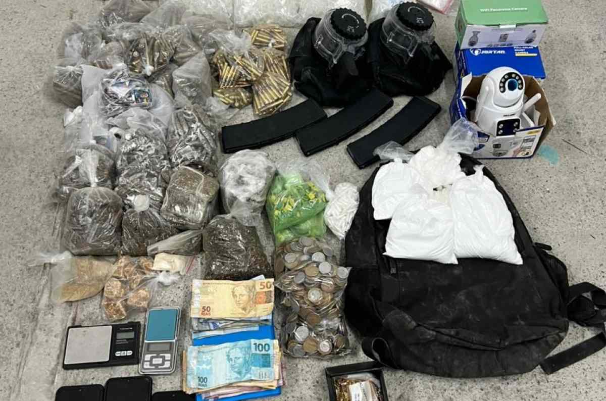 PM apreende cerca de 900 munições de fuzil, carregadores e drogas em Vera Cruz
