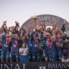 Bahia de Feira celebrando conquista da Série B do Baianão 2025 | Foto: Júnior Loiola / Bruno Menezes