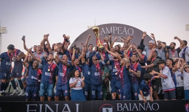 Bahia de Feira celebrando conquista da Série B do Baianão 2025 | Foto: Júnior Loiola / Bruno Menezes