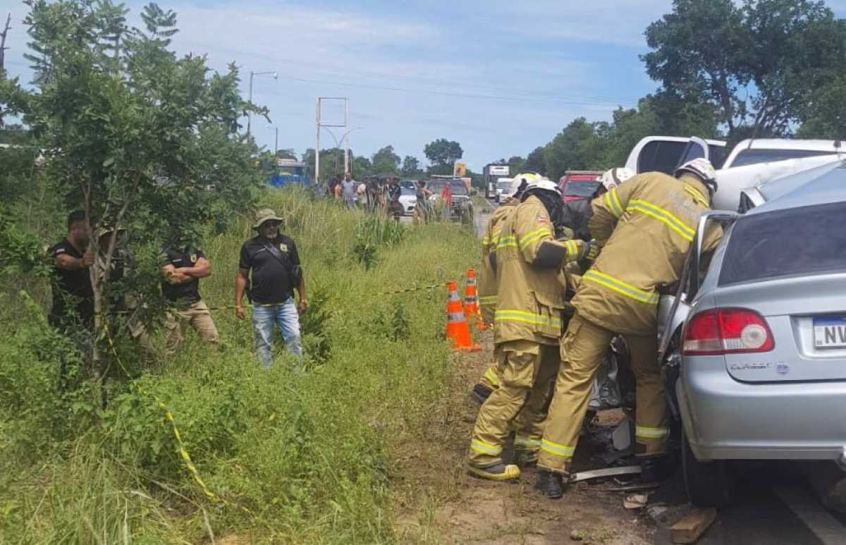 Bombeiros retiram corpo preso em ferragens em Santa Maria da Vitória