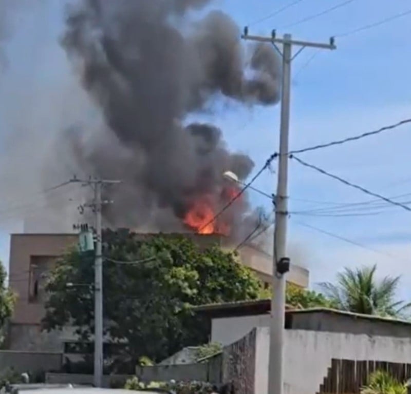 Casa pega fogo em condomínio de luxo de Guarajuba