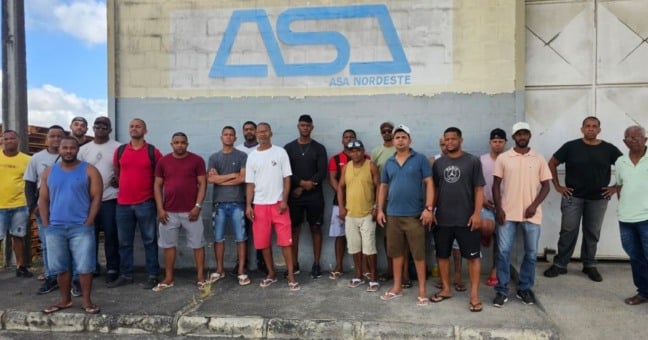 Com salários atrasados, funcionários de empresa terceirizada fazem protesto