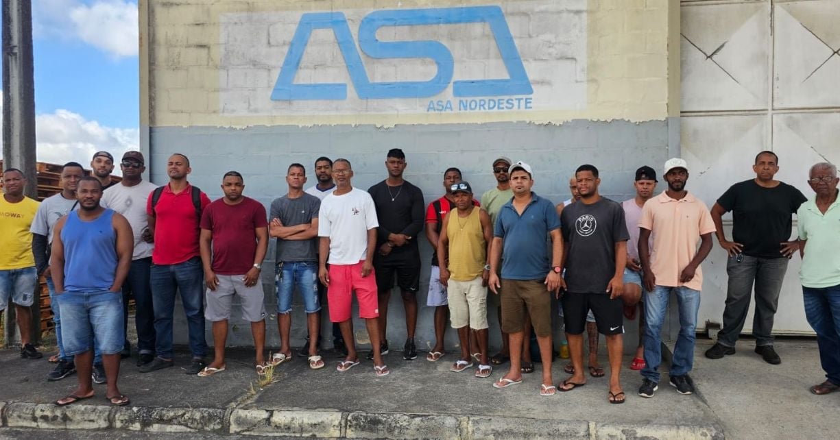 Com salários atrasados, funcionários de empresa terceirizada fazem protesto Com salários atrasados, funcionários de empresa terceirizada fazem protesto