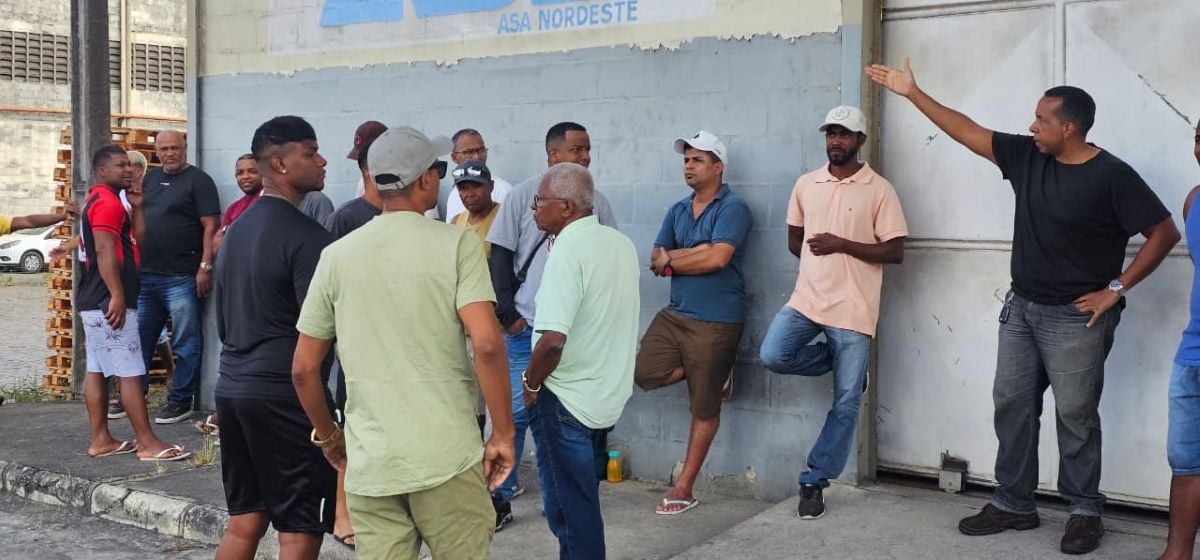 Com salários atrasados, funcionários de empresa terceirizada fazem protesto na BR-324