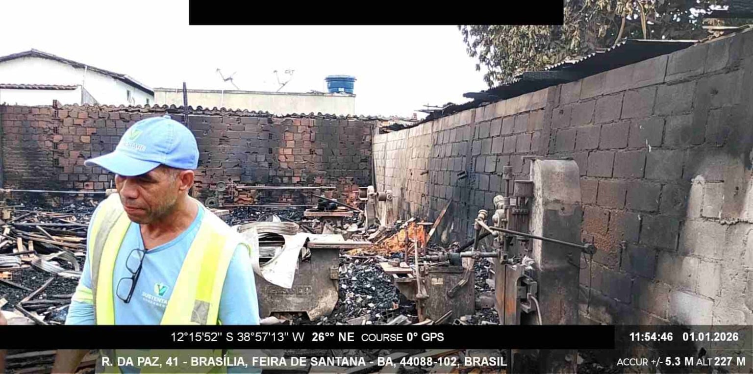 Coordenador da Defesa Civil faz avaliação da vistoria feita nos imóveis incendiados na Feira da Madeira | Foto: Ney Silva/ Acorda Cidade Coordenador da Defesa Civil faz avaliação da vistoria feita nos imóveis incendiados na Feira da Madeira | Foto: Ney Silva/ Acorda Cidade