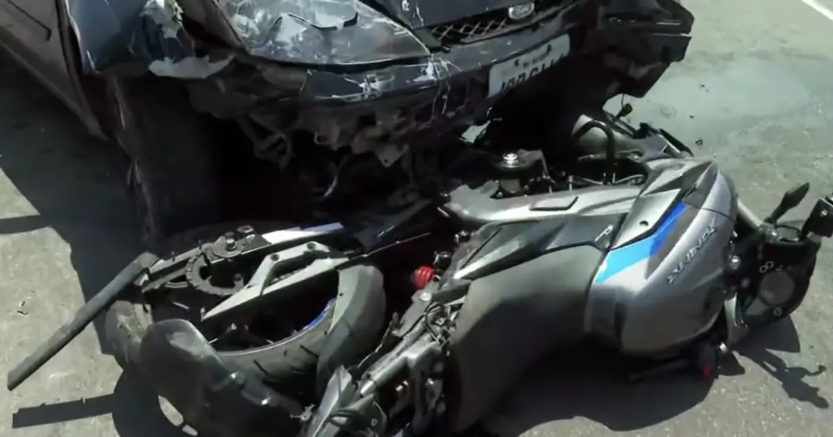 Duas pessoas ficam feridas em acidente envolvendo carro e moto na orla de Salvador | Foto: Reprodução / TV Bahia Duas pessoas ficam feridas em acidente envolvendo carro e moto na orla de Salvador | Foto: Reprodução / TV Bahia