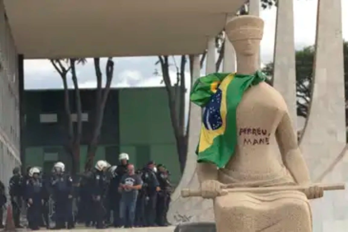 Estátua A Justiça, em frente ao STF, foi pichada durante atos antidemocráticos | Foto: Jodeson Alves/Agência Brasil