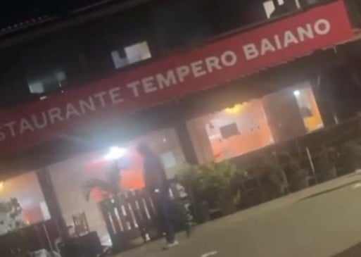 Explosão por vazamento de gás provoca incêndio em restaurante; um homem ficou ferido | Foto: Reprodução / Redes Sociais