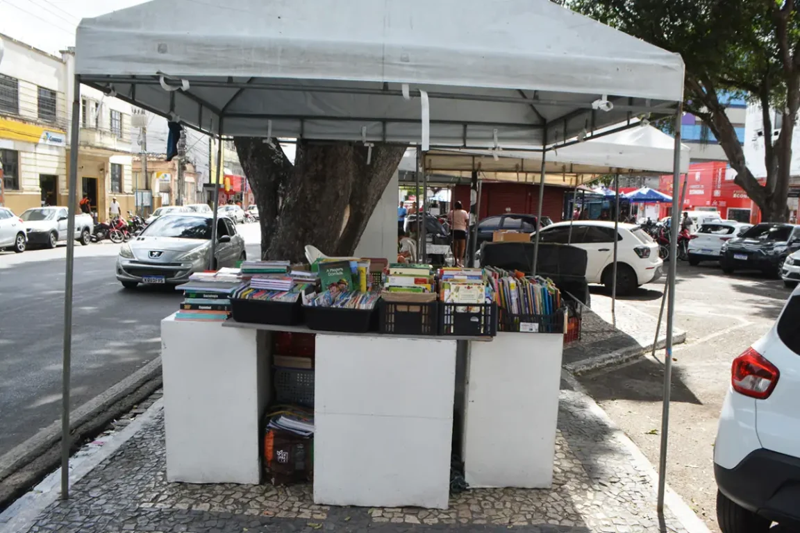 Procon fiscaliza Feira de Livros Usados