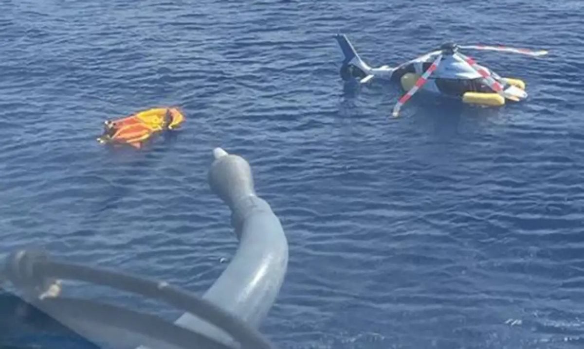 Helicóptero faz pouso forçado no mar no Rio de Janeiro | Foto: Marinha do Brasi/ Divulgação Helicóptero faz pouso forçado no mar no Rio de Janeiro | Foto: Marinha do Brasi/ Divulgação