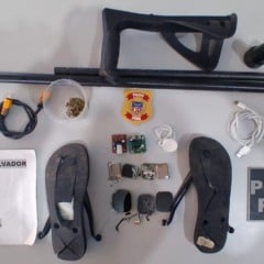 Idosa &eacute; flagrada tentando entrar com drogas e eletr&ocirc;nicos escondidos em muleta e chinelo na Cadeia P&uacute;blica de Salvador | Foto: Seap