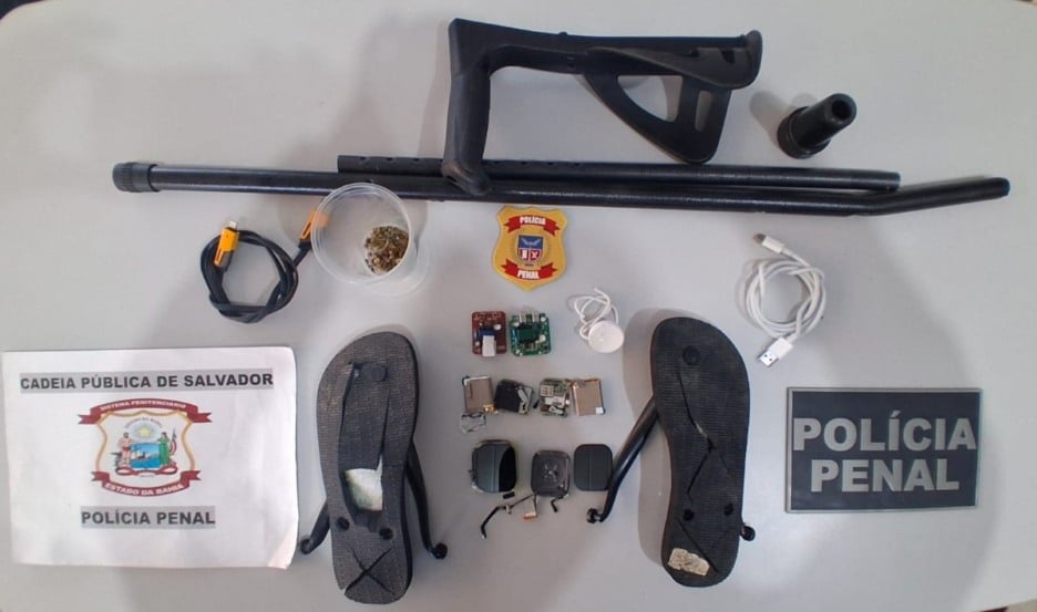 Idosa é flagrada tentando entrar com drogas e eletrônicos escondidos em muleta e chinelo na Cadeia Pública de Salvador | Foto: Seap