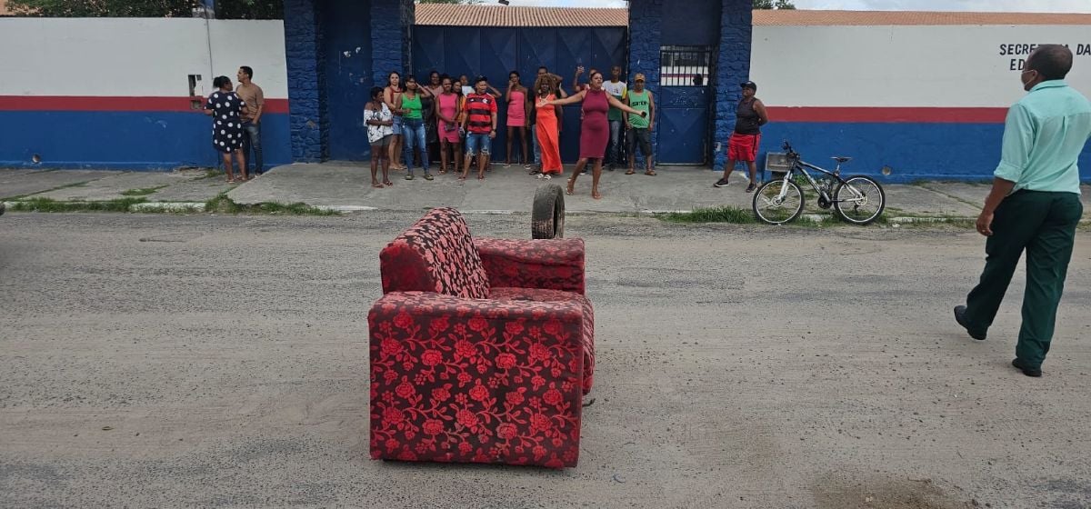 Manifestação protesto contra municipalização de colégio estadual no bairro baraúnas em Feira de Santana