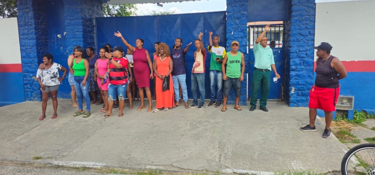 Manifestação protesto contra municipalização de colégio estadual no bairro baraúnas em Feira de Santana