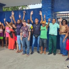 Manifesta&ccedil;&atilde;o protesto contra municipaliza&ccedil;&atilde;o de col&eacute;gio estadual no bairro bara&uacute;nas em Feira de Santana