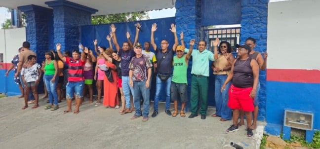 Manifestação protesto contra municipalização de colégio estadual no bairro baraúnas em Feira de Santana