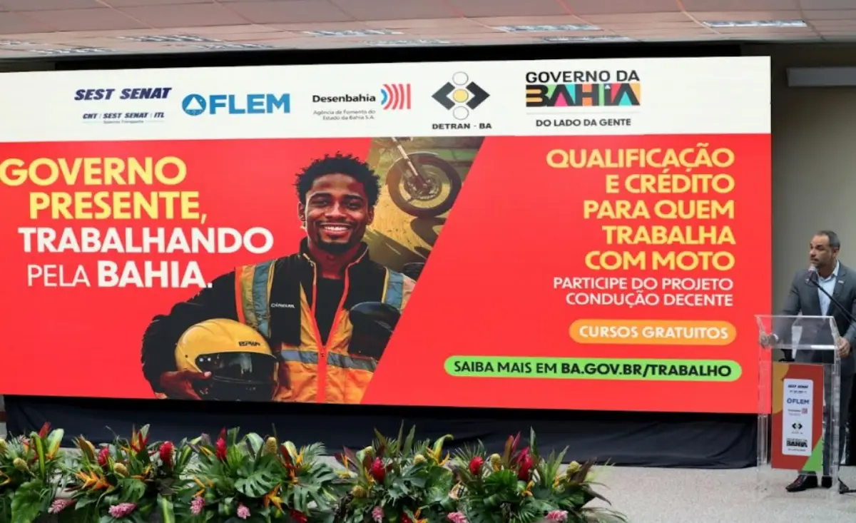 Mais de 200 mototaxistas e motofretistas do estado recebem certificados, kits de proteção e bags