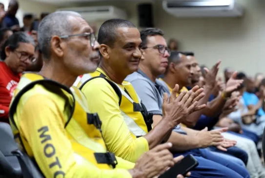 Mais de 200 mototaxistas e motofretistas do estado recebem certificados, kits de proteção e bags
