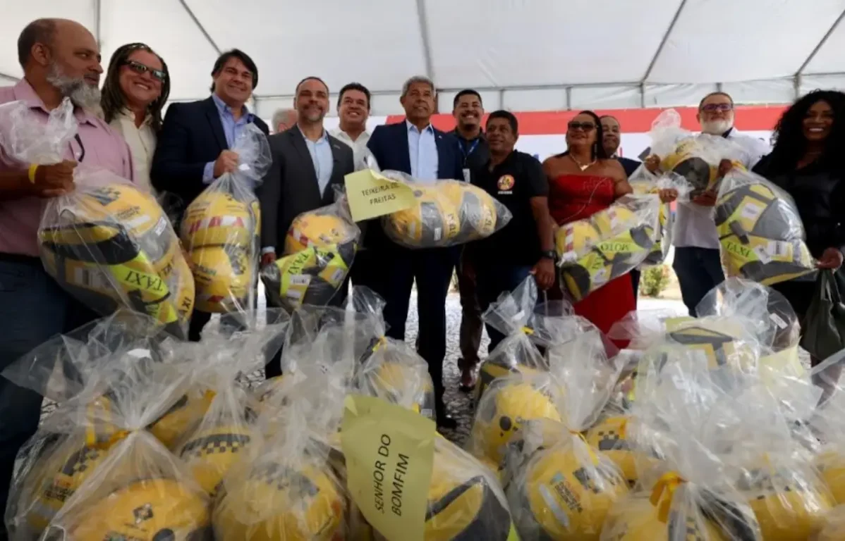 Mais de 200 mototaxistas e motofretistas do estado recebem certificados, kits de proteção e bags