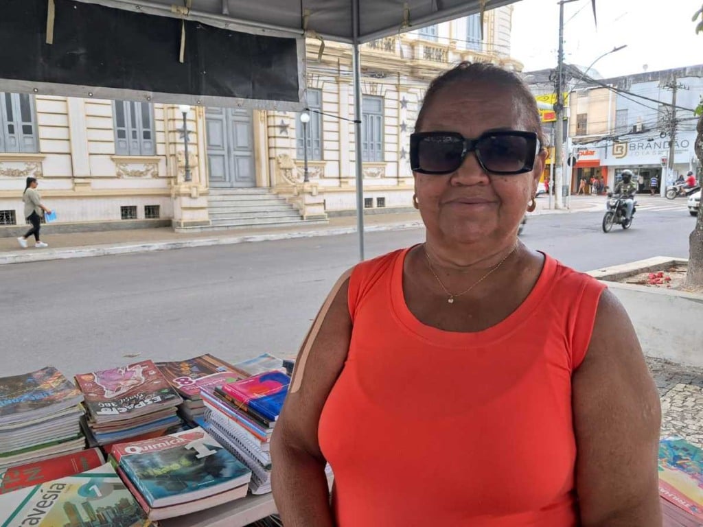 Naracélia Martins na Feira do Livro Usado | Foto: Ney Silva/ Acorda Cidade