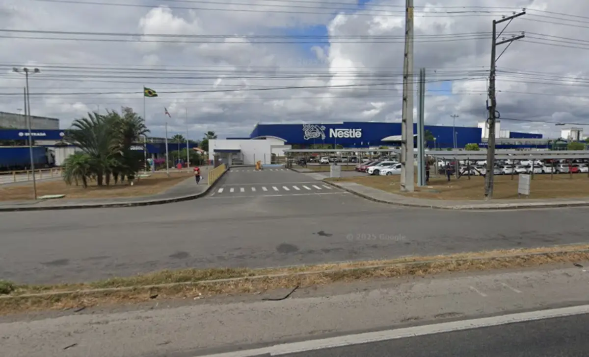 Trabalhador morre após acidente com carreta em área interna de empresa, em Feira de Santana Trabalhador morre após acidente com carreta em área interna de empresa, em Feira de Santana