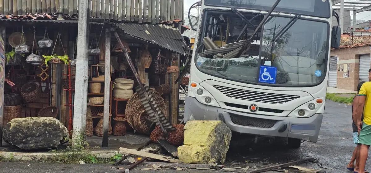 Ônibus desgovernado colide com pedra e derruba fachada de loja de artesanato em Feira de Santana