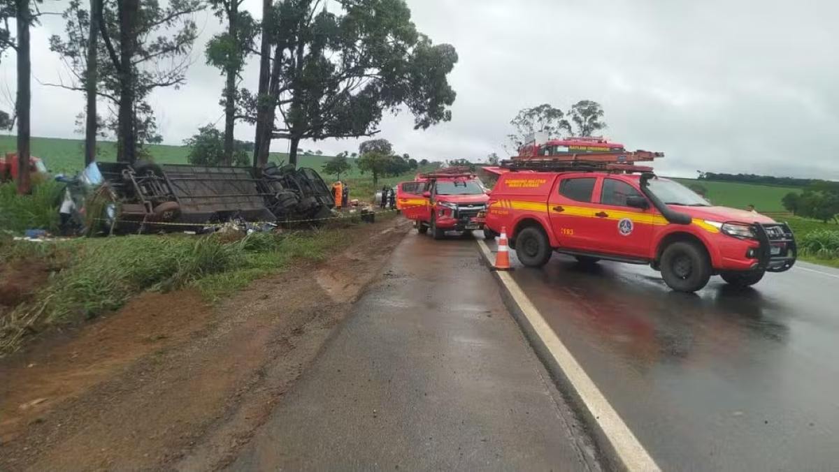 Ônibus que saia de Salvador capota na BR-365 em MG; PRF confirma três mortes | Foto: Divulgação/ Corpo de Bombeiros