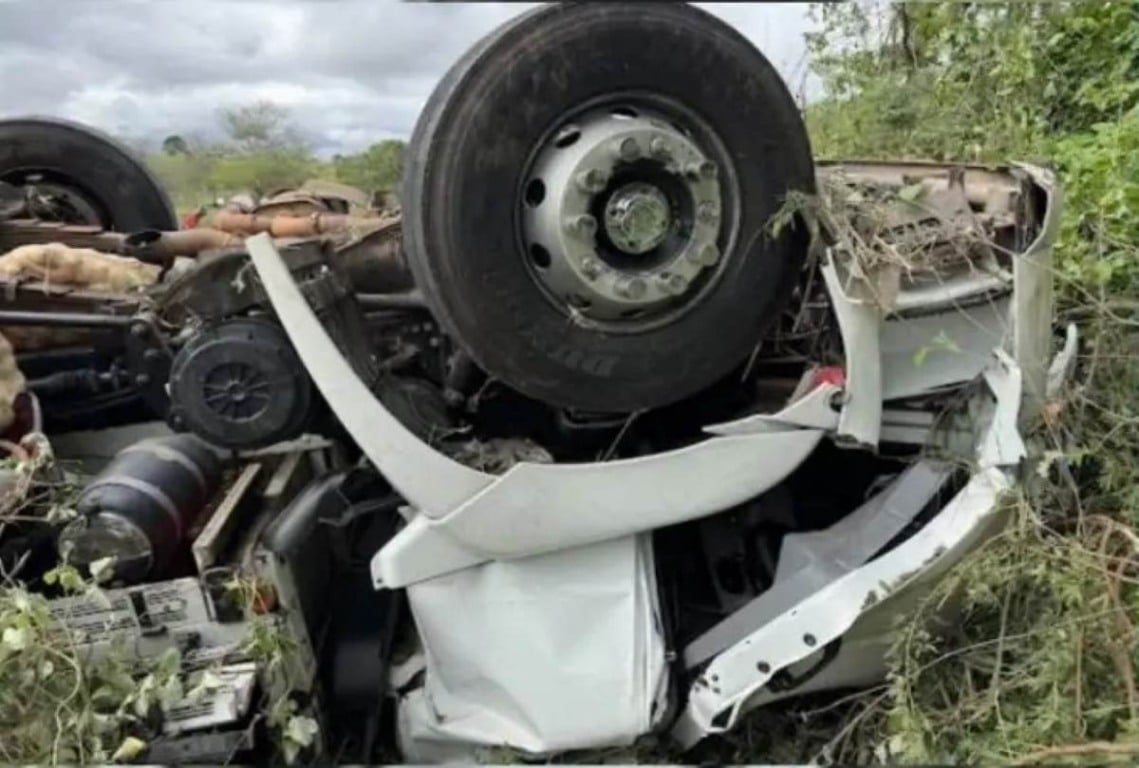 Pai e filho morrem em capotamento de caminhão na BA-130 na Bacia do JacuÃpe | Foto: Reprodução/ Augusto Urgente Pai e filho morrem em capotamento de caminhão na BA-130 na Bacia do JacuÃpe | Foto: Reprodução/ Augusto Urgente