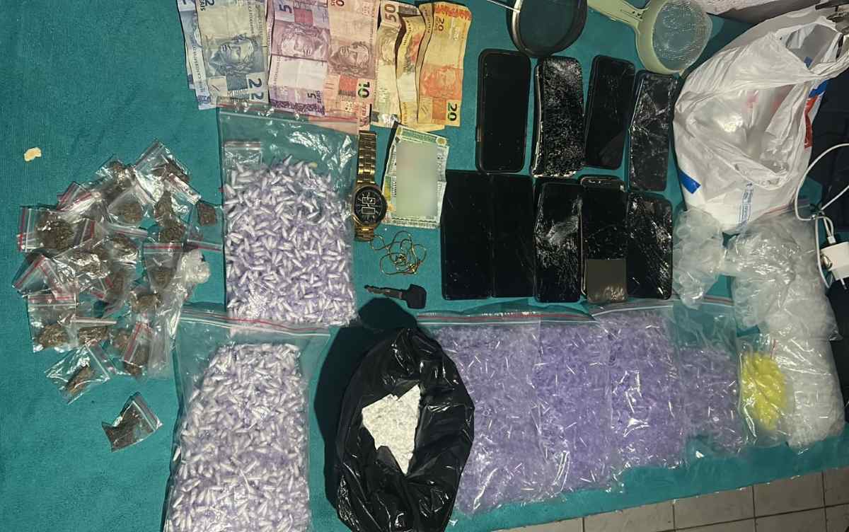 PolÃcia Militar liberta reféns e prende suspeitos em Salvador PolÃcia Militar liberta reféns e prende suspeitos em Salvador