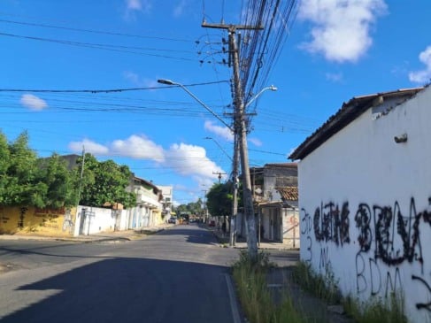 Poste caindo no Cj. Morada das Árvores