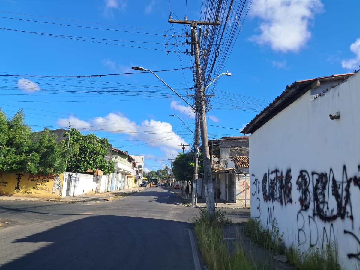 Poste caindo no Cj. Morada das Árvores