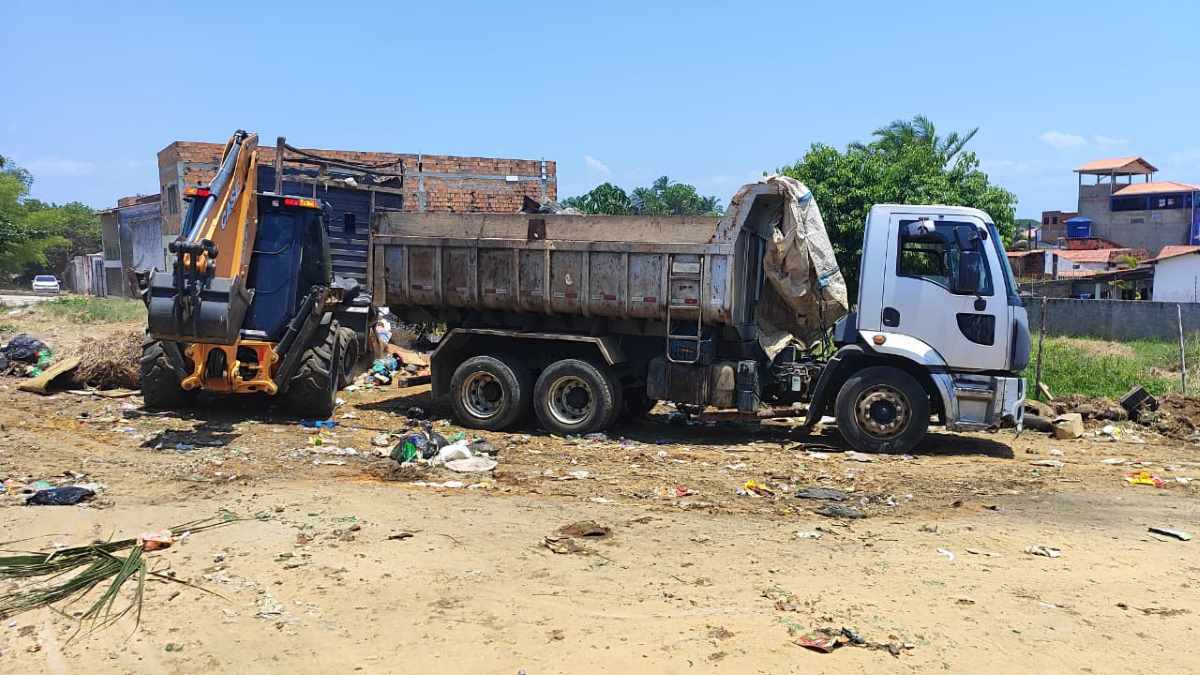 Prefeito de Saubara chama atenção para descarte irregular de lixo no distrito | Foto: Ed Santos/ Acorda Cidade Prefeito de Saubara chama atenção para descarte irregular de lixo no distrito | Foto: Ed Santos/ Acorda Cidade