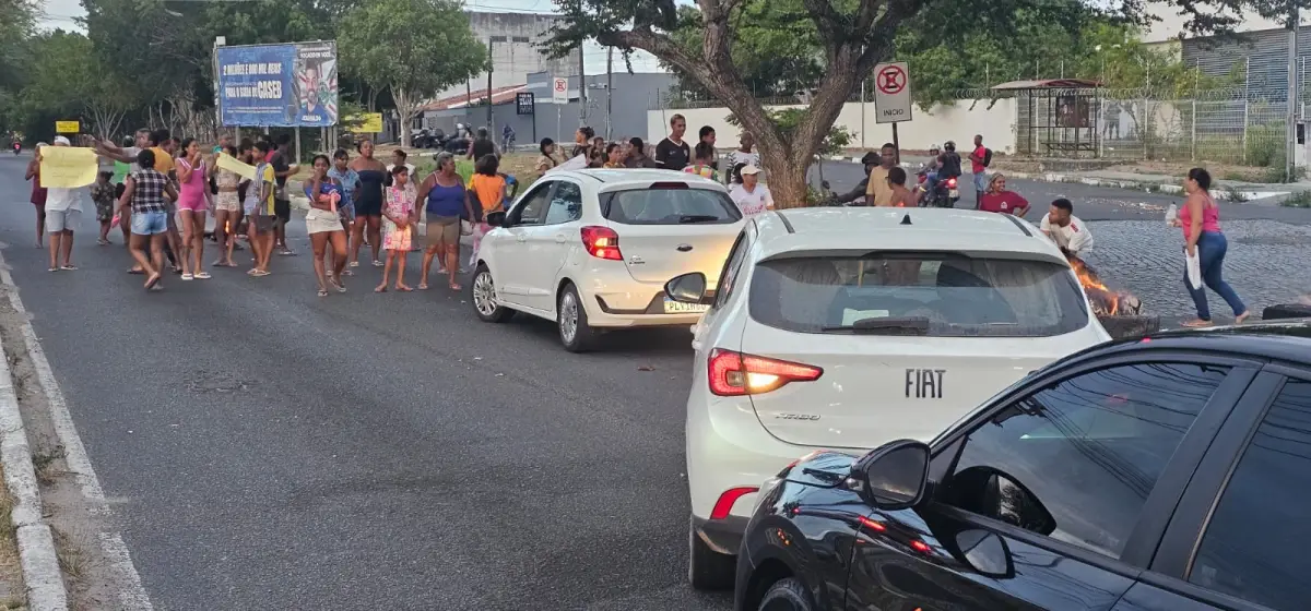 Protesto, pais bloqueiam avenida em Feira de Santana contra fechamento da Escola Eduardo Fróes da Mota Protesto, pais bloqueiam avenida em Feira de Santana contra fechamento da Escola Eduardo Fróes da Mota